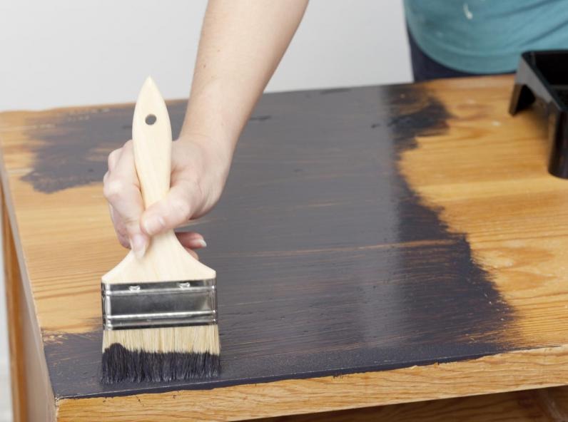 Bien choisir sa peinture avant de rénover un meuble en bois