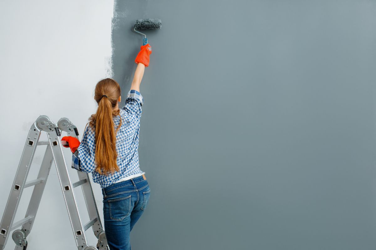 Peindre un mur en blanc et l'autre en couleurs : par lequel commencer ?